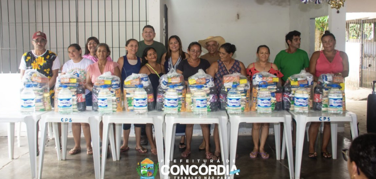 Entrega de cestas básicas na comunidade do KM 04-Via Capim